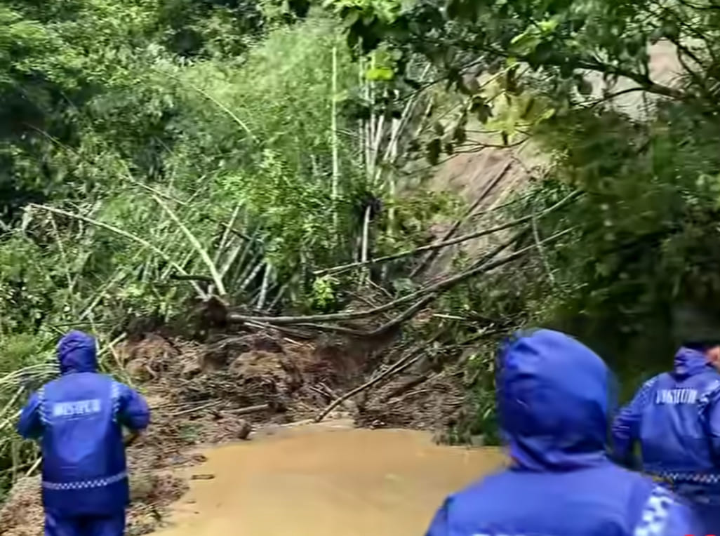 Longsor menutup total jalan penghubung IV Koto&ndash;Matua di Nagari Sungai Landia, Rabu 26 November 2025. (Foto: Tangkapan layar  IG Diskominfo)