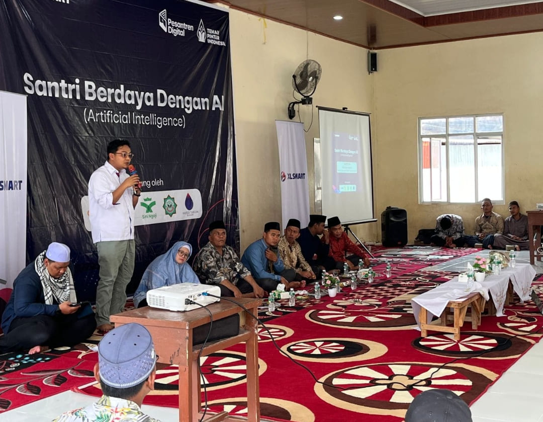 XLSMART mendampingi santri Pesantren Perkampungan Minangkabau menguasai teknologi AI sejak dini, Rabu (26/11/2025).(Randi/Padek)