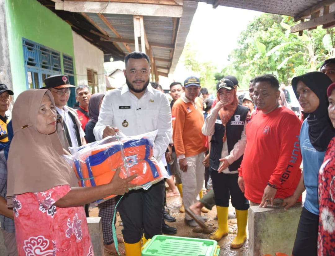 Wali Kota Padang Fadly Amran menyerahkan bantuan kepada warga terdampak banjir di Pauh, Rabu (26/11/2025).(Foto: Prokopim)