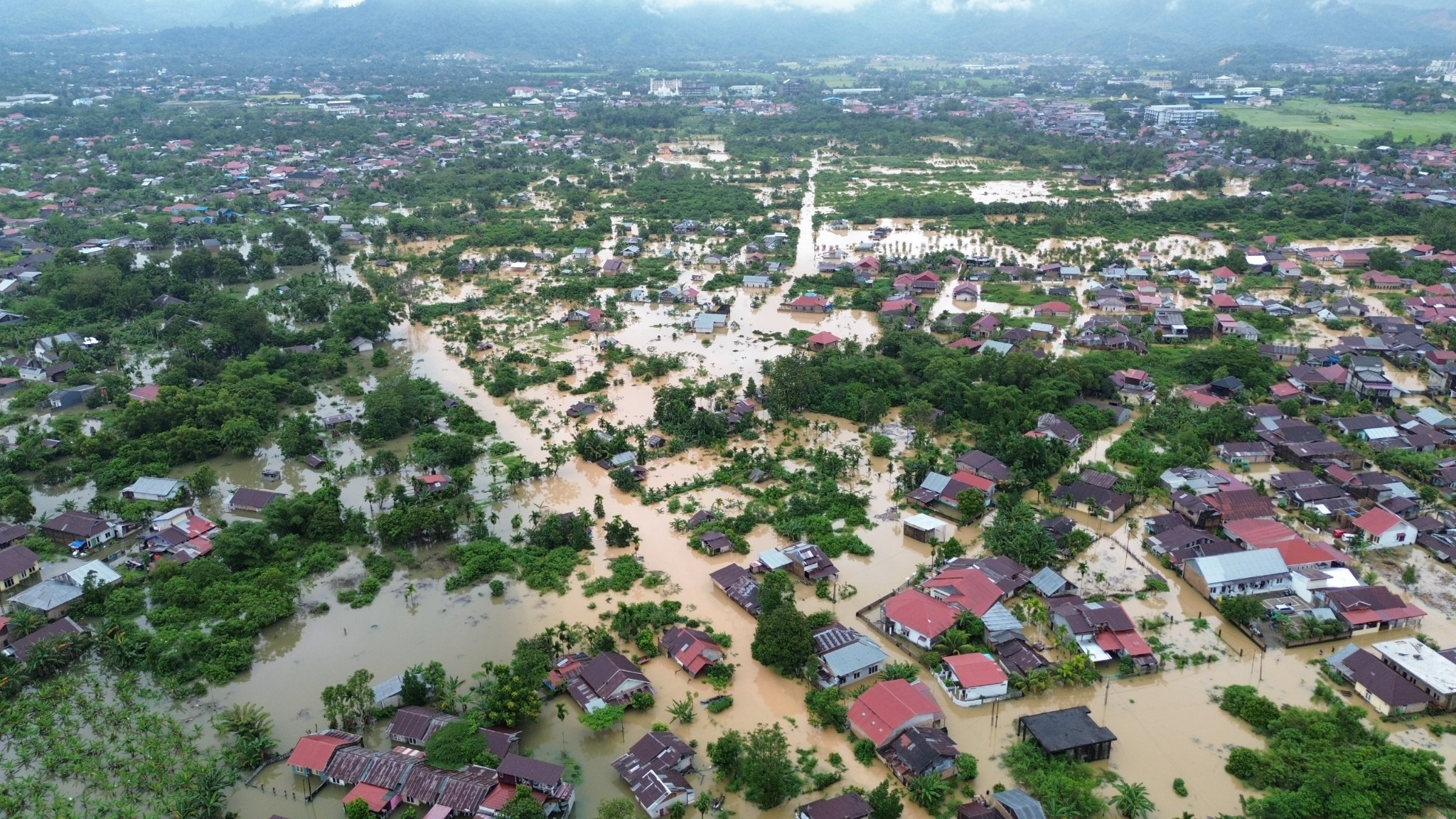 Pemprov Sumbar menetapkan status tanggap darurat banjir, longsor, dan angin kencang selama 14 hari. Foto udara kondisi banjir kawasan Tunggul Hitam sekitarnya, Selasa (25/11/25). (Foto: Irham Haluan)
