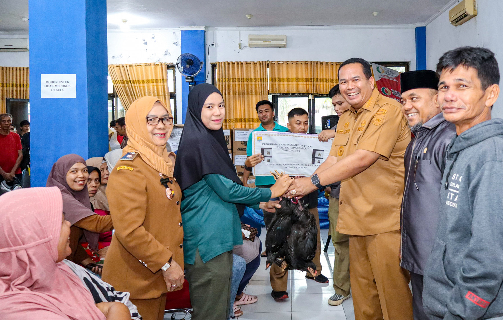 Wali Kota Pariaman Yota Balad serahkan bantuan ayam KUB kepada 125 KK untuk perkuat ekonomi keluarga dan ketahanan pangan daerah.