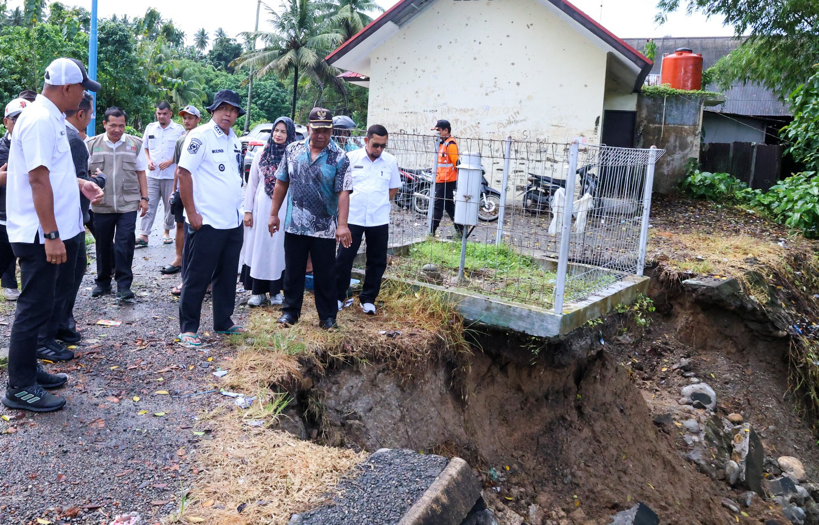 Wawako Pariaman, Mulyadi, dan Sekdako Afrizal Azhar, meninjau kondisi Bendungan Irigasi di Desa Air Santok, Pariaman Timur, Rabu (26/11/2025).