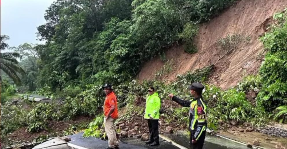 Jalan Simpang Empat-Talu menuju Panti putus total akibat terban, Selasa (25/11/2025). (Satlantas Polres Pasbar)