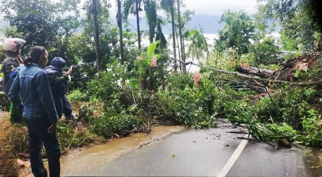 Longsor di Agam, Sumatera Barat, lumpuhkan akses jalan jalur Simpang Muko-Muko - Tanjung Sani dan timpa satu rumah warga, Rabu (26/11/2025). (Diskominfo Agam)
