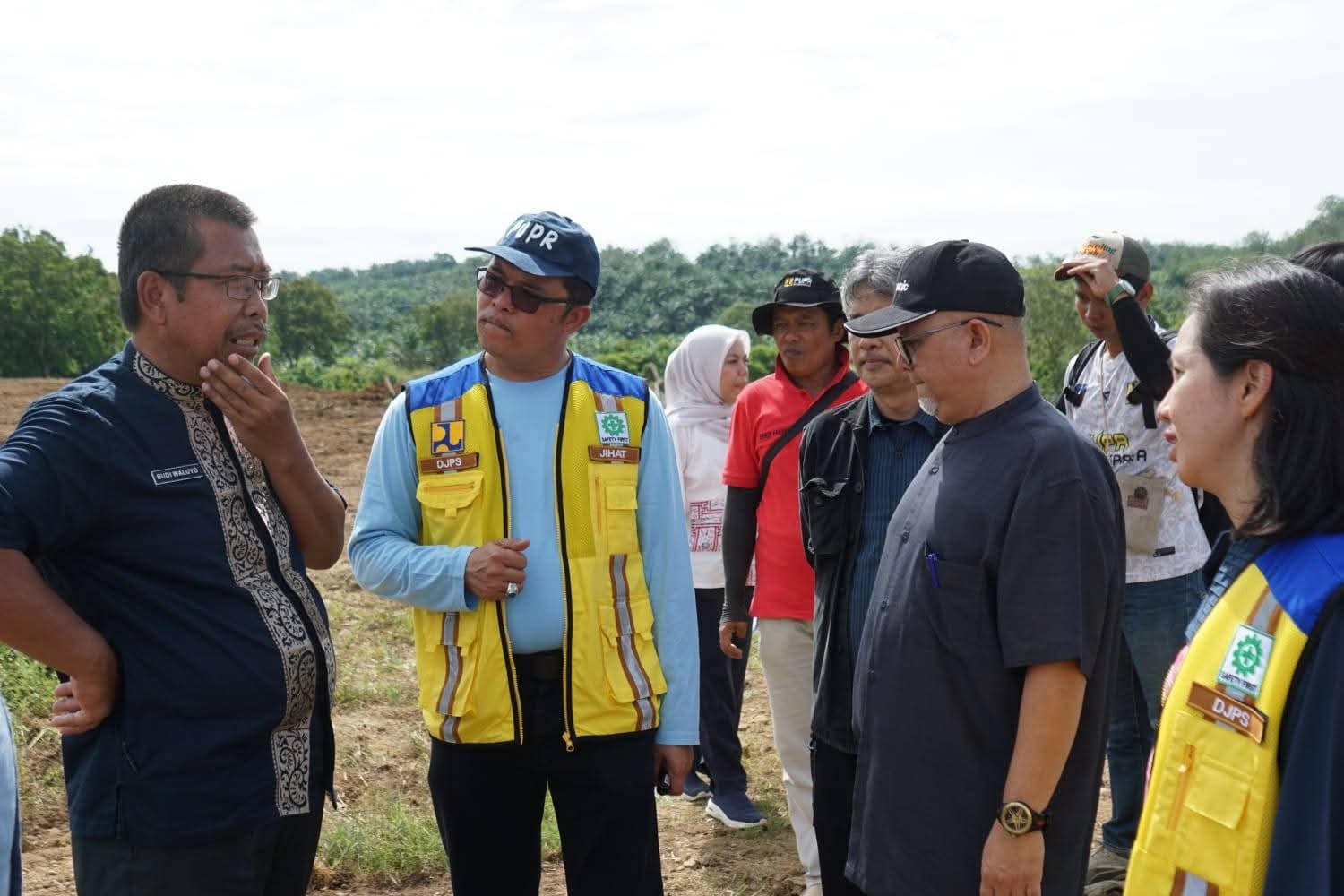 MEMASTIKAN: Tim pusat bersama jajaran Pemerintah Kabupaten Dharmasraya meninjau lahan rencana pembangunan Sekolah Rakyat di Nagari Sungai Kambut, Kecamatan Pulau Punjung.