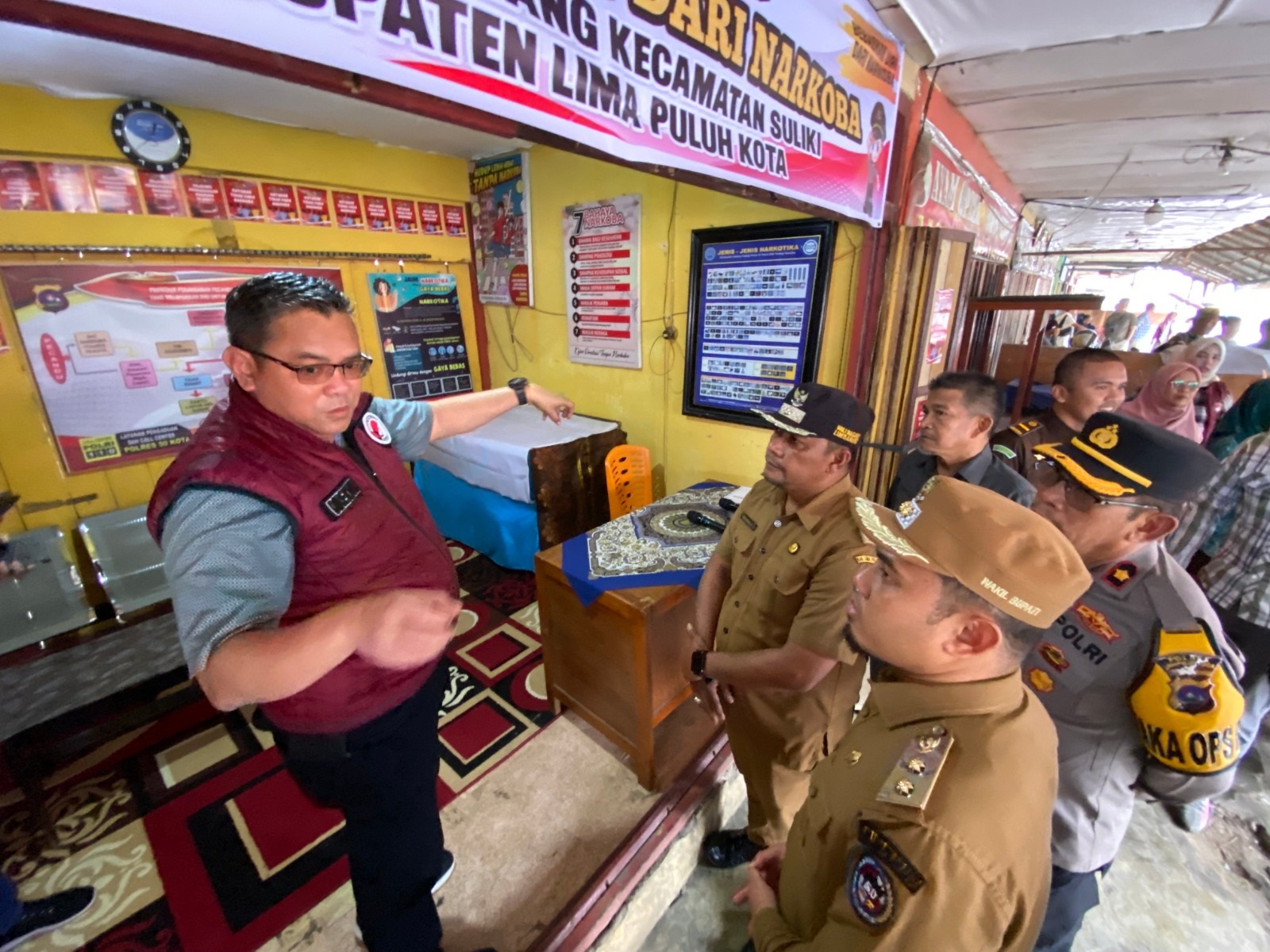 TINJAUAN: Dirresnarkoba Polda Sumbar, Kombes Pol Wedy Mahady, Wakil Bupati Limapuluh Kota, Ahlul Badrito Resha, dan Wali Nagari Limbanang, Yori Noviola, saat melihat pelaksanaan kegiatan asistensi.