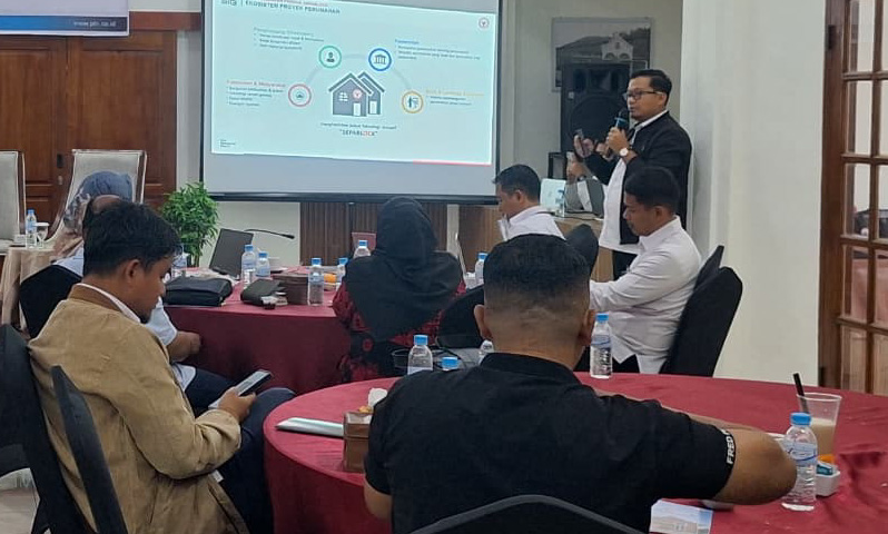 Kepala Unit Produksi BIP & Aplikasi PT Semen Padang, Yelmi Arya Putra, menjelaskan tentang SEPABLOCK yang dikembangkan untuk menjawab kebutuhan material bangunan yang kuat, efisien, ramah lingkungan.