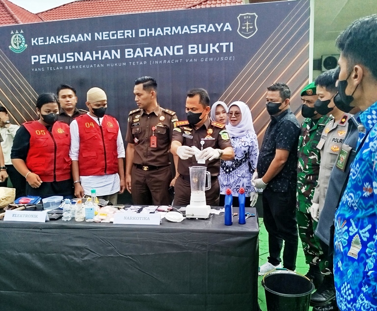 Pemusnahan barang bukti oleh Kejari Dharmasraya. (Zulfia Anita)