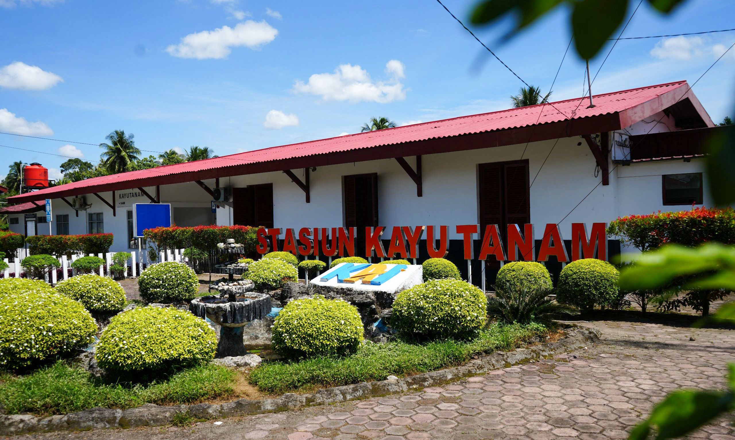 Stasiun Kayu Tanam Padang Pariaman tercatat sebagai cagar budaya dan terus beroperasi melayani KA Lembah Anai Kayutanam&ndash;BIM. (Humas KAI Sumbar)