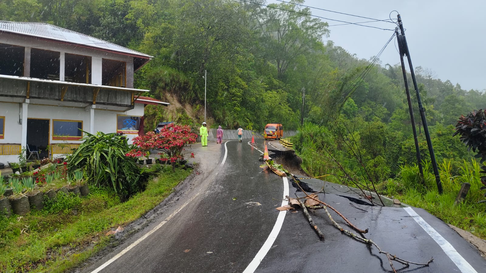Bahu jalan provinsi Bukittinggi&ndash;Maninjau terban di Sungai Landia. Polisi terapkan sistem buka tutup dan larang kendaraan besar melintas.