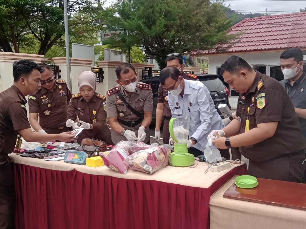 DIMUSNAHKAN: Kepala Kejari Painan, Mohd Radyan bersama Waka Polres Pessel, AKBP Alwi Haskar, Hakim Pengadilan Negeri Painan, Syahputra Sibagariang, dan Kepala Rumah Tahanan Kelas IIB Painan, Hastono.