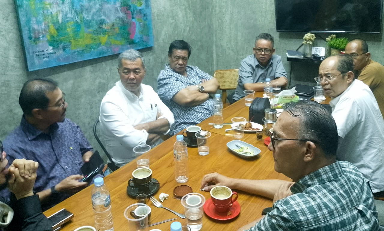 Senin 24 November suasana pada Cafe Dari Sini (CDS) depan Balai Diklat BRI Pasar Baru terasa berbeda. Di sebuah ruang di pojok bagian bawah berlangsung diskusi hangat lintas tokoh.