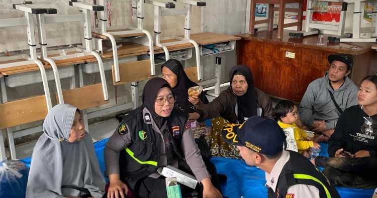 Tim Trauma Healing dari Polresta Padang berinteraksi dengan warga terdampak banjir di Kelurahan Batubusuk, Kecamatan Pauh, Rabu (26/11).