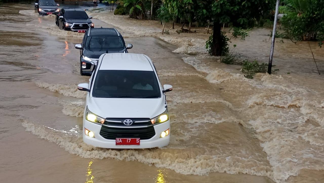 Banjir dan longsor terjang 10 kecamatan Pasaman Barat, ribuan rumah terendam dan akses jalan terputus akibat hujan lebat. Iring-iringan pejabat Pemkab Pasbar menuju lokasi terdampak, Kamis (27/11).