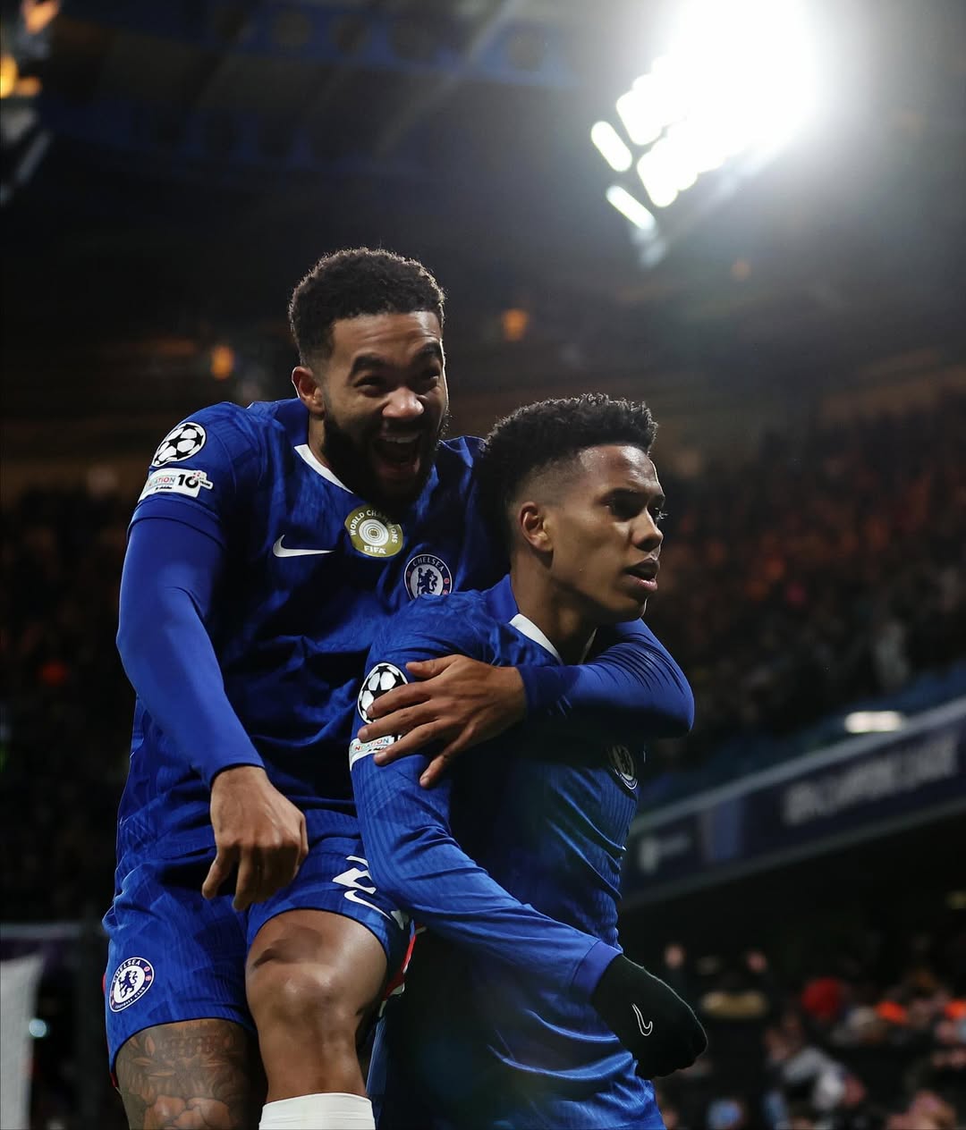 Para pemain Chelsea merayakan gol winger Estevao Willian dalam matchday kelima fase League Liga Champions di Stamford Bridge, London, kemarin (26/11).