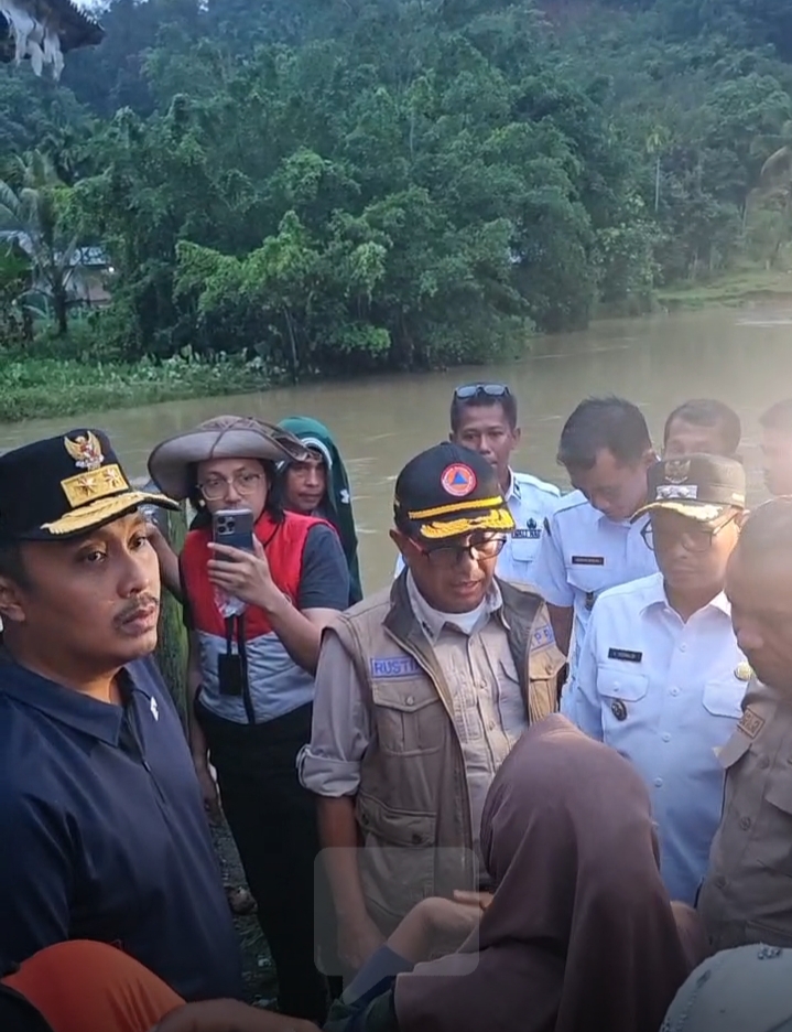 Wagub Sumbar Vasco didampingi Wabup Pessel, Risnaldi mengunjungi korban banjir di Pessel. (Dok. Kominfo)