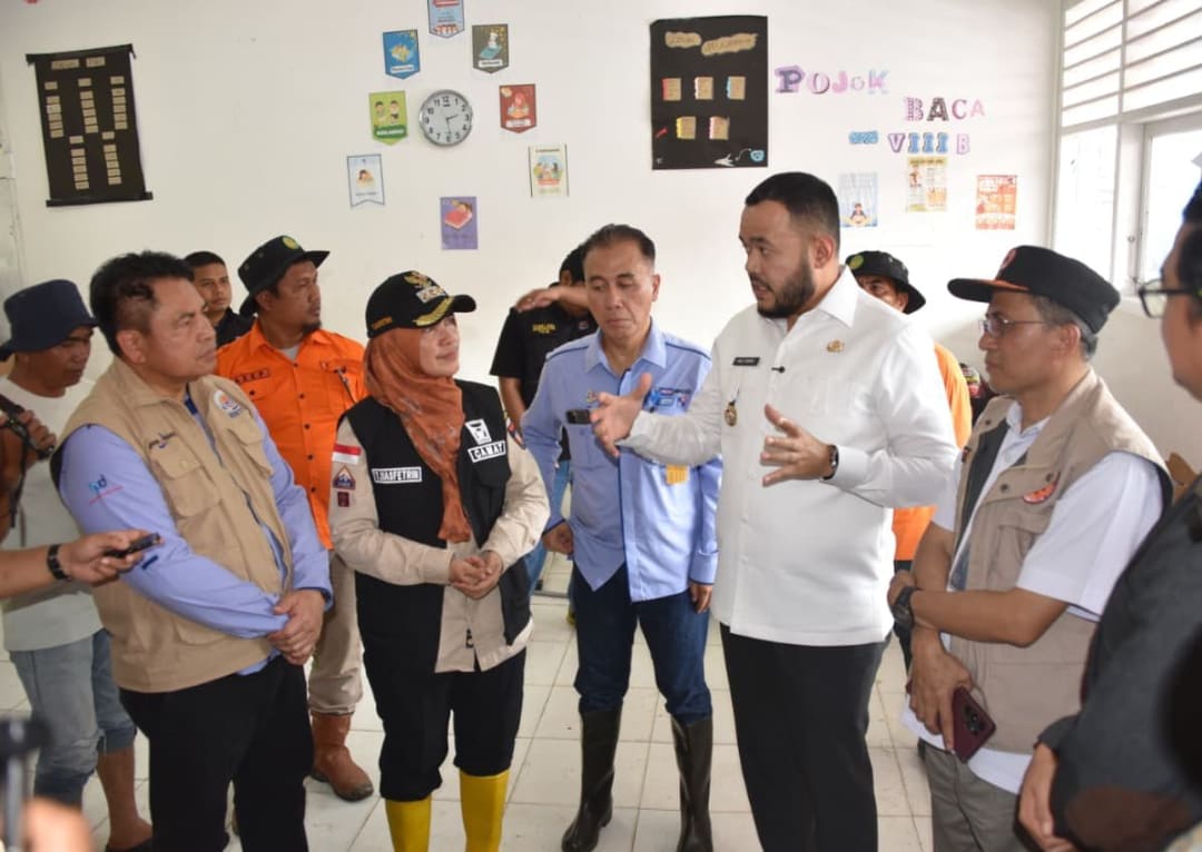 Wali Kota Padang Fadly Amran meliburkan siswa SD&ndash;SMP dan pembukaan kantor lurah sebagai lokasi evakuasi mulai Kamis (27/11/2025), akibat bencana banjir.(Foto: Prokopim)