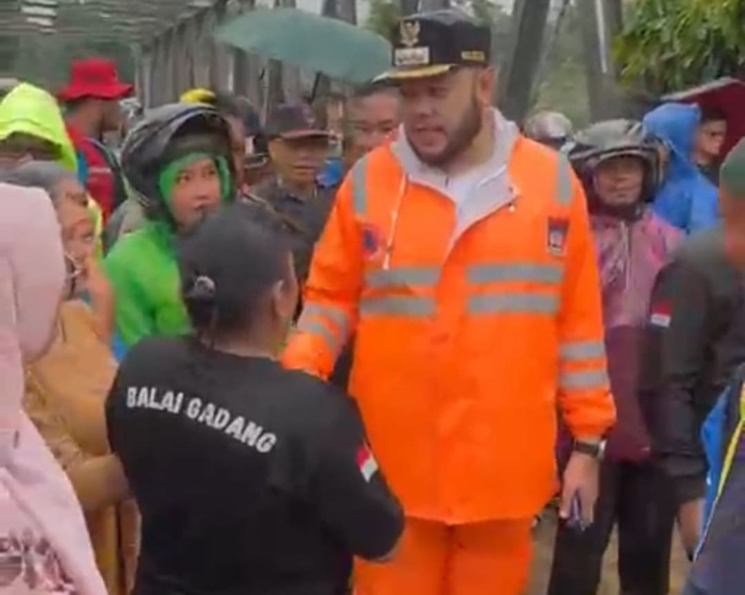 Wali Kota Fadly Amran berdialog dengan warga saat meninjau lokasi banjir di Lubuk Minturun, Kecamatan Koto Tangah, Padang.(Foto: Prokopim)