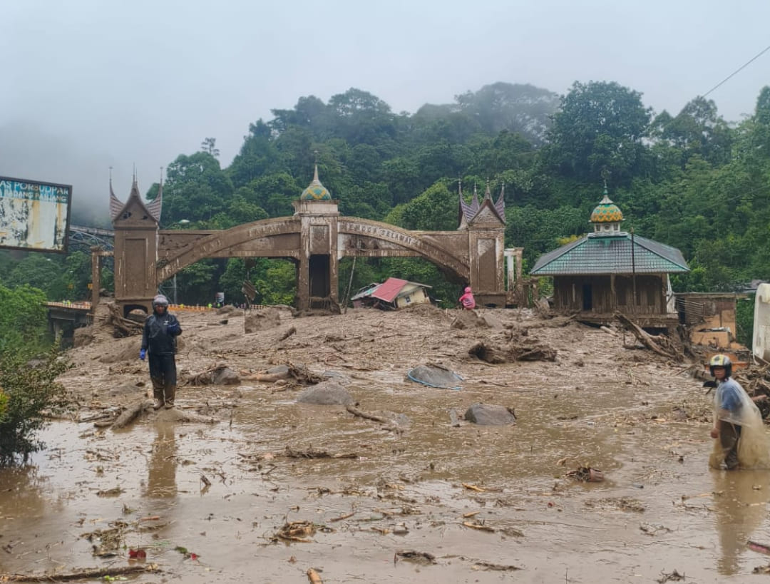 Material longsor menimbun kawasan Jembatan Kembar, Tanahdatar, Kamis (27/11/2025). Akses utama Padang&ndash;Bukittinggi lumpuh sementara akibat bencana ini.(Foto: Satlantas Polres PP)