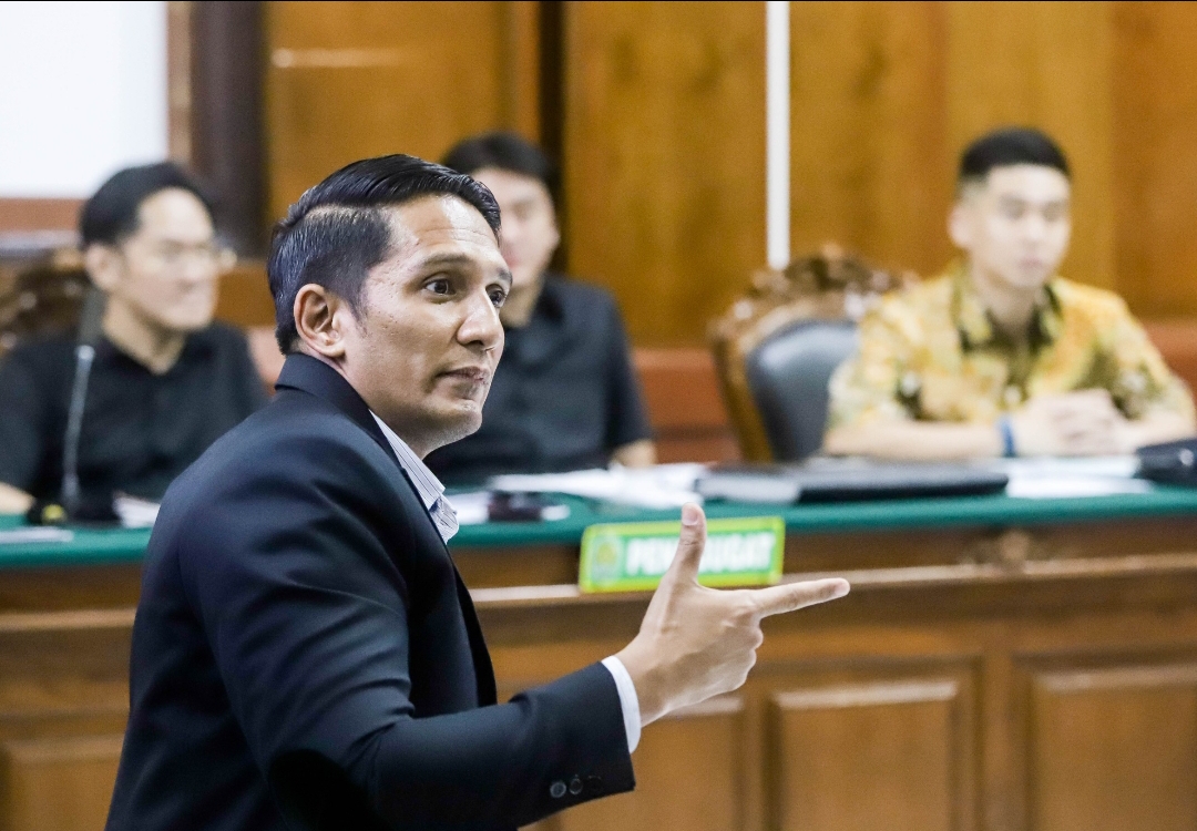 Ahli hukum perdata Ghansham Anand memberikan keterangan dalam sidang gugatan Nany Widjaja terhadap PT Jawa Pos di PN Surabaya terkait sengketa saham PT DNP dan perjanjian nominee.(Foto: JP)