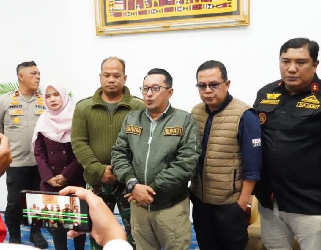 Bupati Tanahdatar Eka Putra (tengah) mengumumkan penetapan status tanggap darurat bencana selama 14 hari usai banjir dan longsor.(Foto: Prokopim)