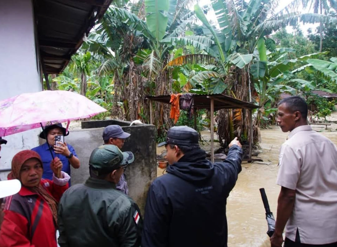 Bupati Tanahdatar Eka Putra meninjau banjir Batang Baiang di Batipuh Selatan untuk memastikan relokasi rumah warga terdampak.(Foto: Prokopim)