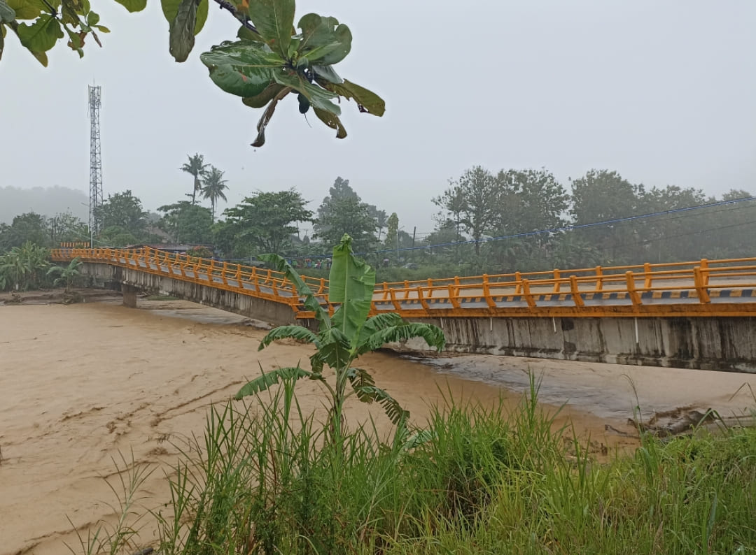 Banjir bandang akibat hujan deras putus akses jalan di Surau Gadang dan Kampung Olo, Nanggalo, Padang, Kamis (27/11/2025).(Foto: Heri Sugiarto/Padek)