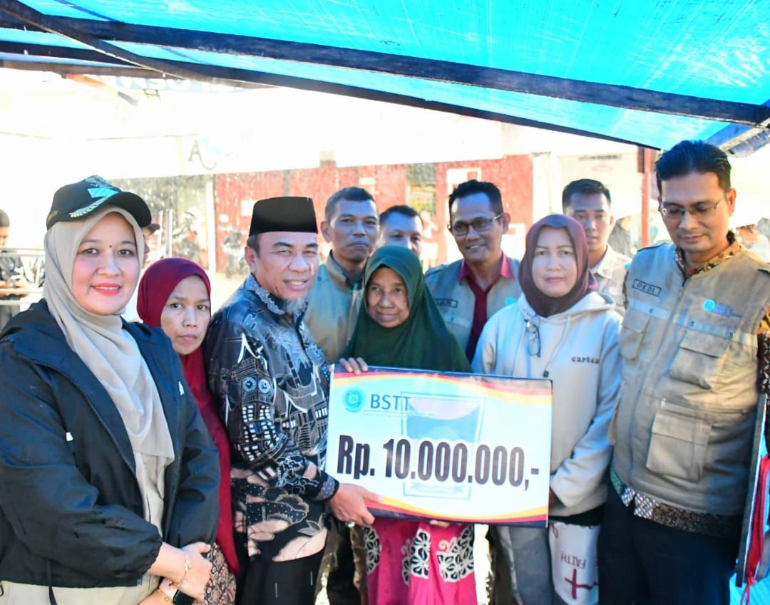 Wakil Wali Kota Padang Maigus Nasir menyerahkan bantuan sosial Rp26 juta kepada warga terdampak pohon tumbang di Surau Gadang, Nanggalo, Kamis (27/11/2025).(Foto: Prokopim)