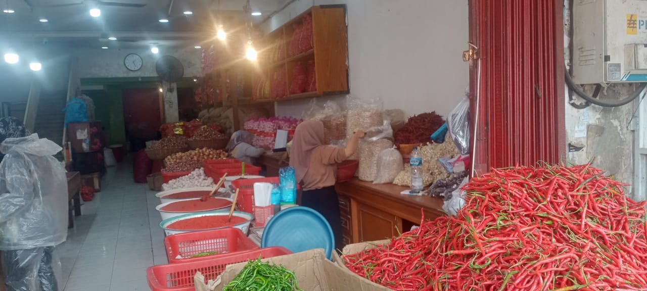 Salah seorang pedagang cabai di Pasar Raya Padang sedang menunggu pembeli, kemarin.