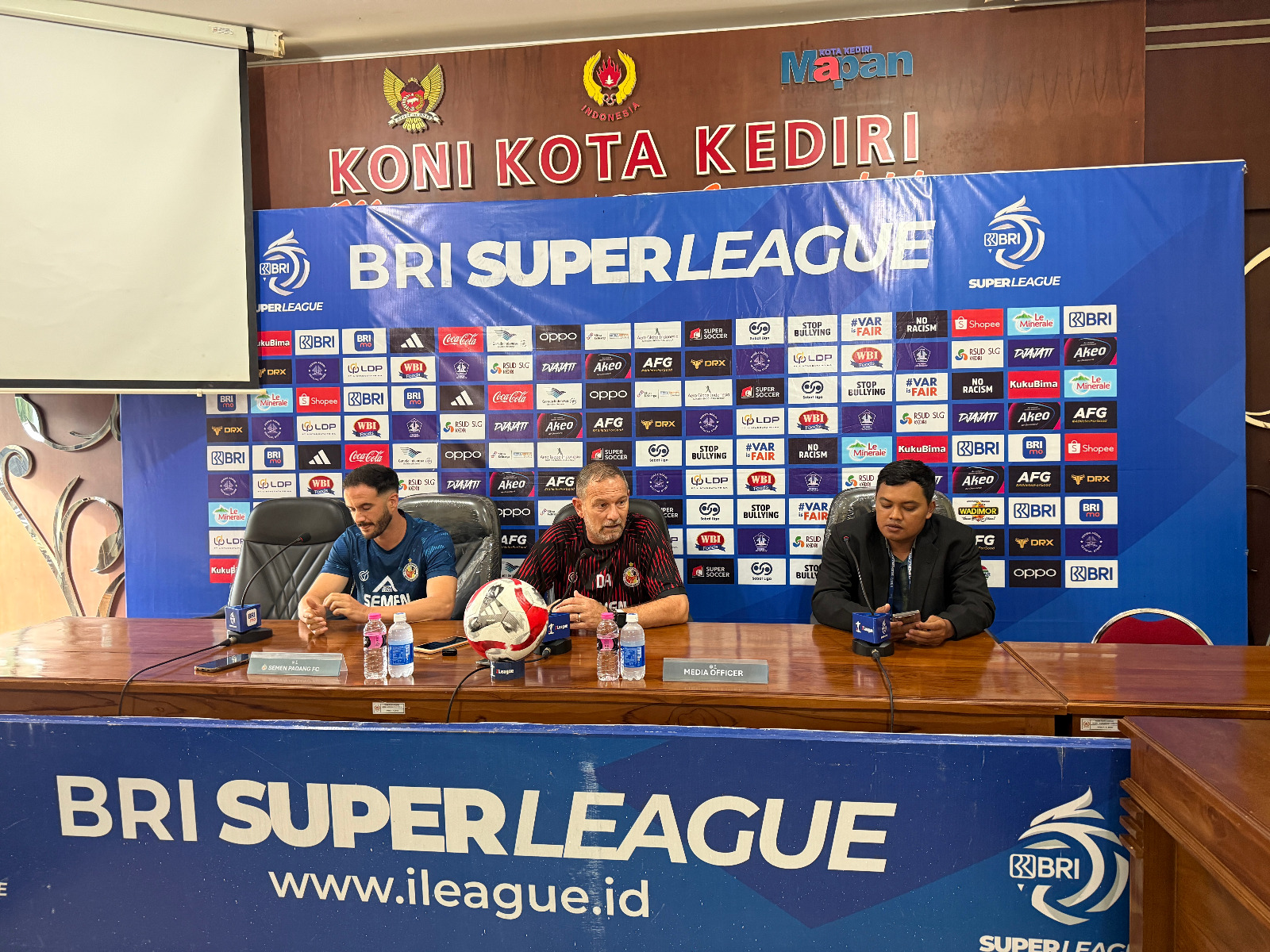 Pelatih Semen Padang FC (tengah) Dejan Antonic memberikan keterangan saat konferensi pers jelang pertandingan lawan Persik Kediri, kemarin.