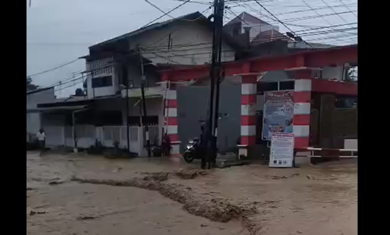 Air sungai Batang Kuranji meluap hingga ke Jalan Jamal Jamil, Surau Gadang, Nanggalo, mengakibatkan anak-anak tidak bisa berangkat ke sekolah, Kamis pagi (27/11/2025).