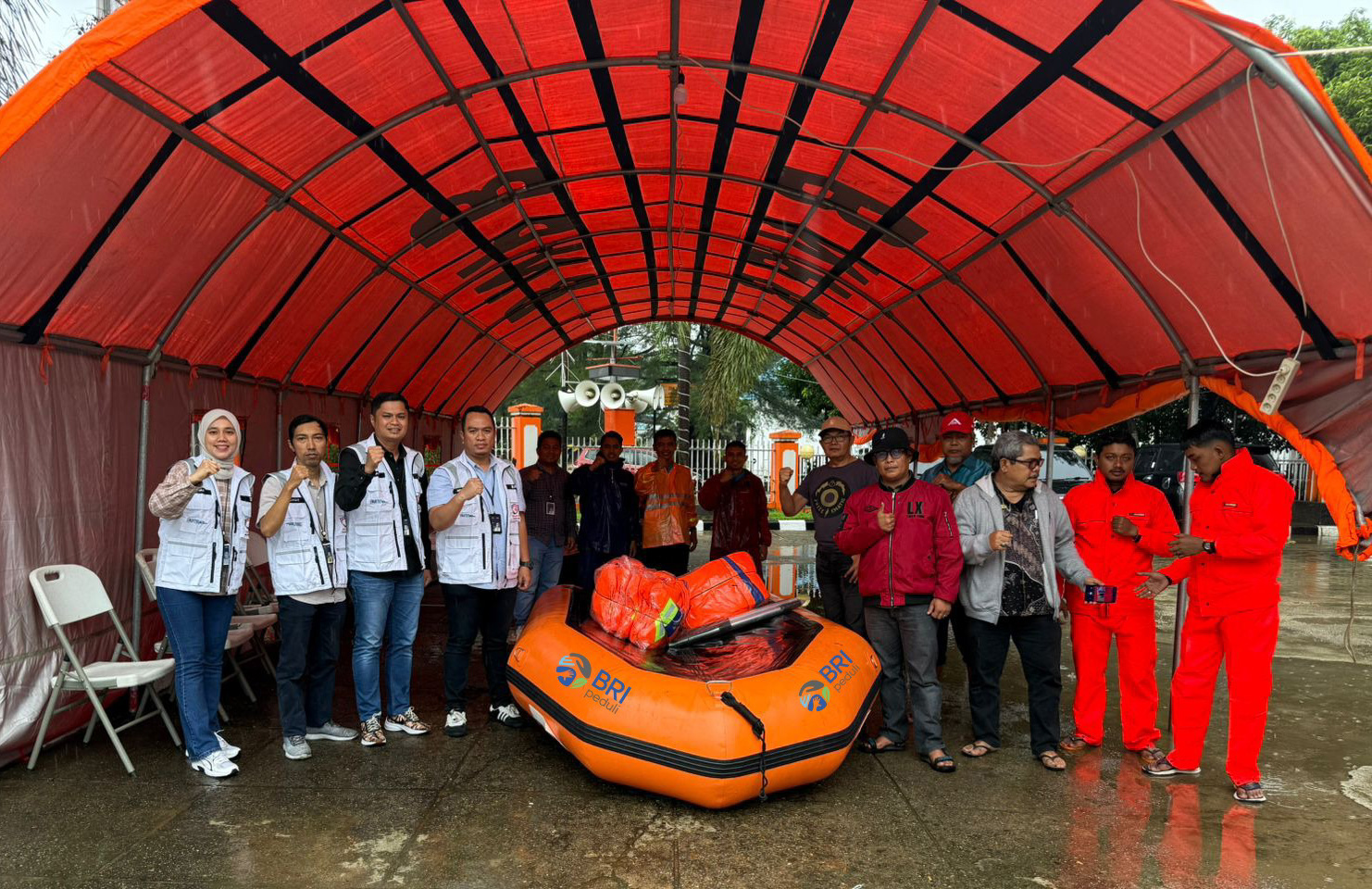 BRI Peduli salurkan perahu karet dan ribuan makanan cepat saji untuk korban banjir bandang Padang melalui Posko BPBD Kota Padang, Kamis (27/11/2025).