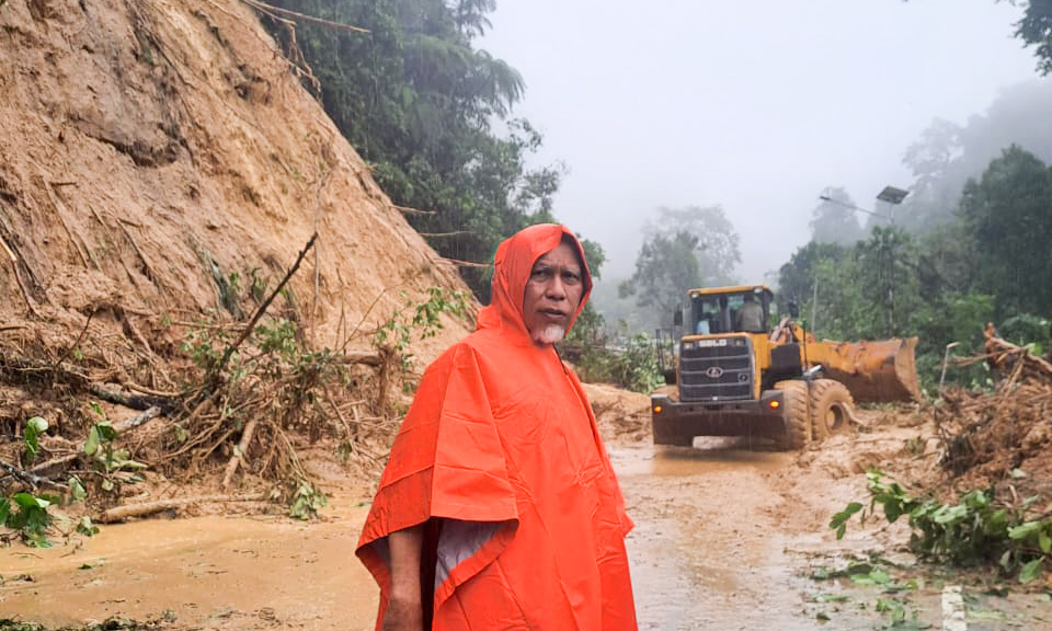 Gubernur Sumatera Barat Mahyeldi meninjau lokasi banjir bandang (galodo) di Jorong Toboh, Nagari Malalak Timur, Kecamatan Malalak, Kabupaten Agam, Kamis (27/11/2025).
