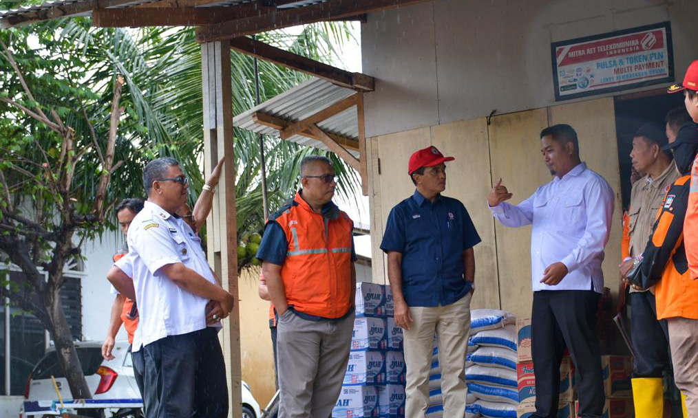 Pihak PT Semen Padang saat salurkan bantuan banjir di Koto Tangah, ribuan warga terdampak hujan ekstrem dan genangan luas, Kamis (27/11/2025).