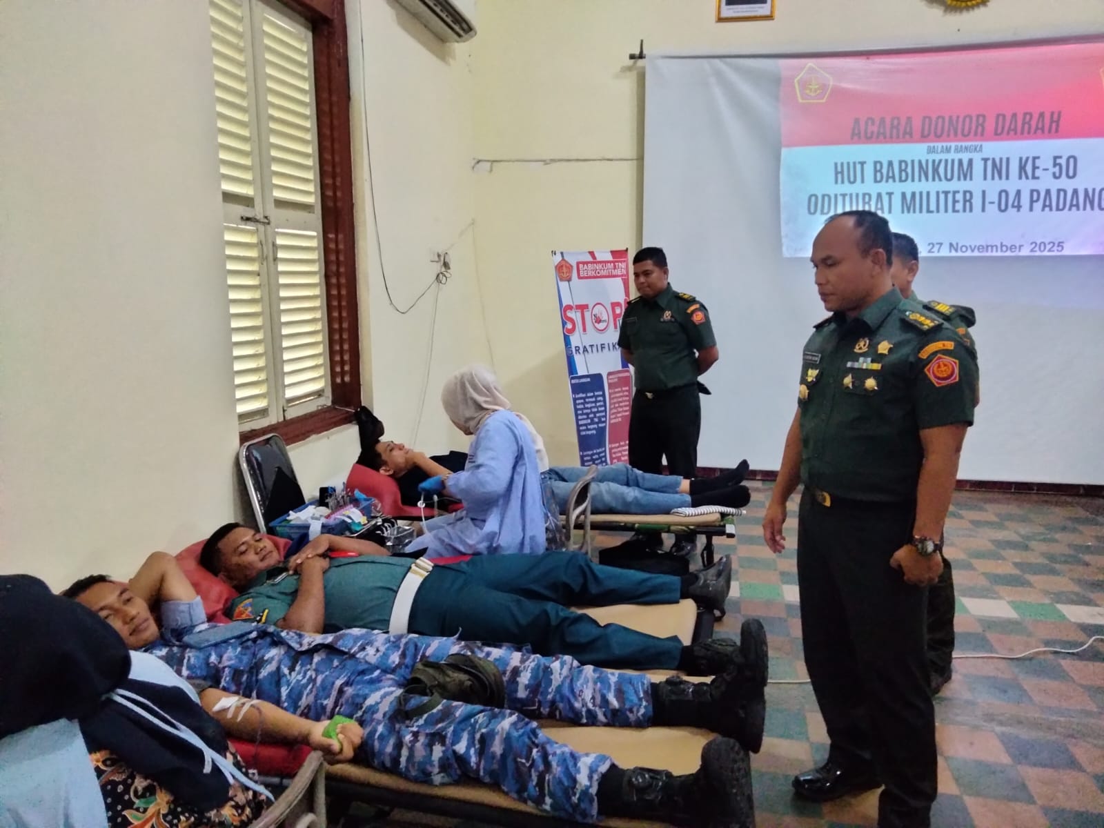 Kepala Otmil I-04 Padang, Letkol Chk Darwin Butar Butar SH MH meninjau kegiatan donor darah di Kantor Otmil I-04 Padang, Jl Sudirman Padang, Kamis (27/11/2025).
