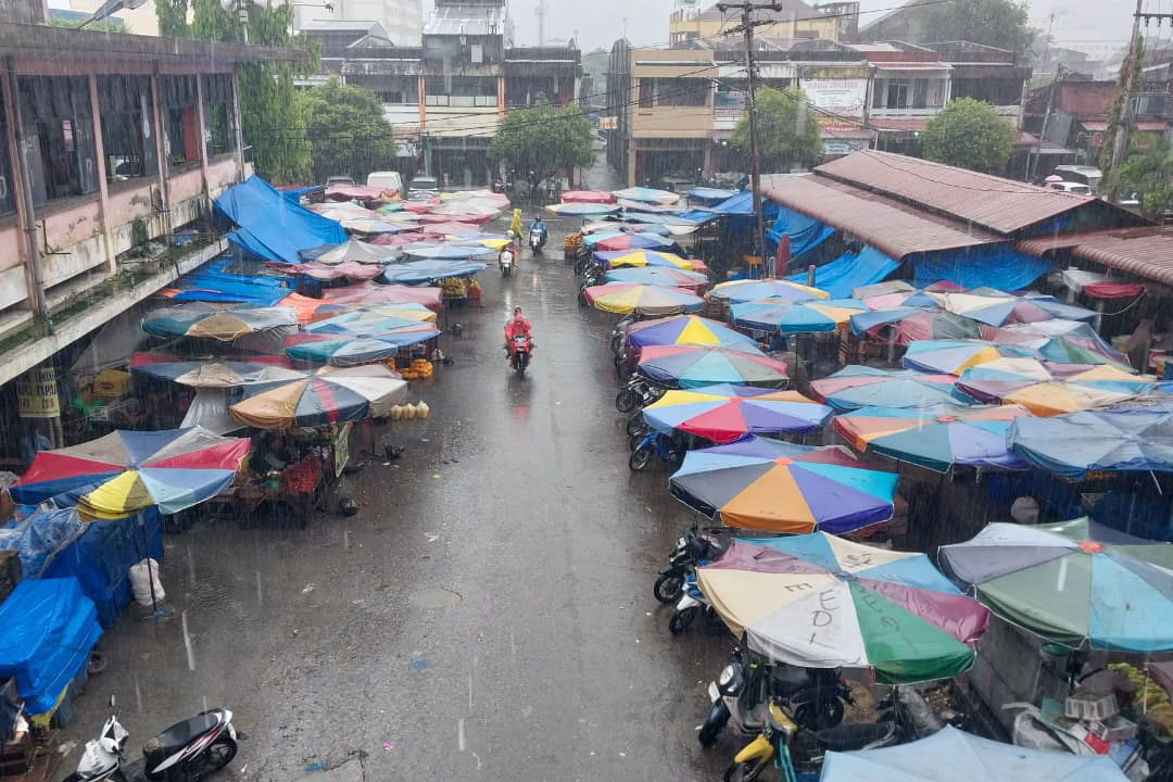 Pasar Raya Padang sepi akibat hujan ekstrem yang berkepanjangan, Kamis (27/11/2025). (Foto: Mengki Kurniawan/Padeks)