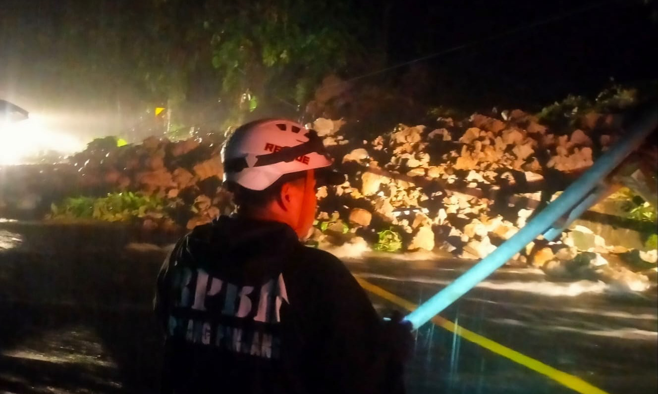 Jalur Padang&ndash;Bukittinggi lumpuh total akibat longsor dan pohon tumbang di Tanjakan Singgalang, Kamis (27/11/2025).