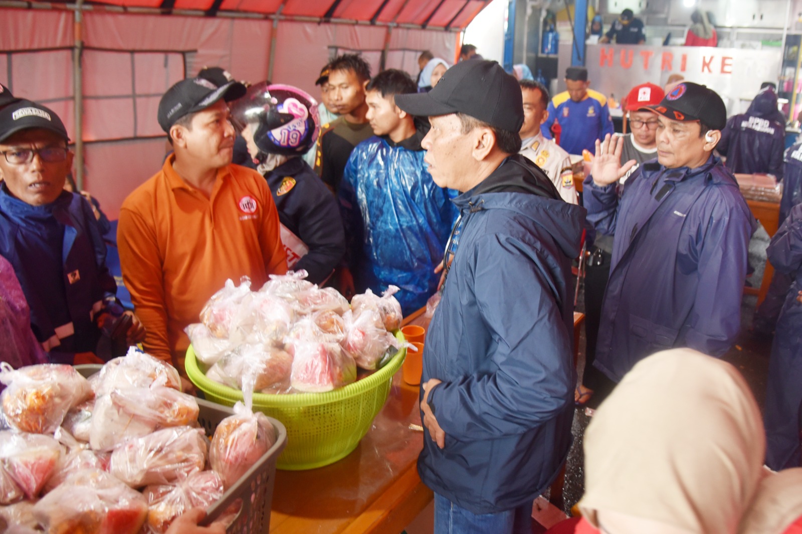 Wawako Pariaman Mulyadi meninjau Dapur Umum di Halaman Balai Kota Pariaman, Kamis (27/11). (Foto: Zikriniati ZN/Padeks)