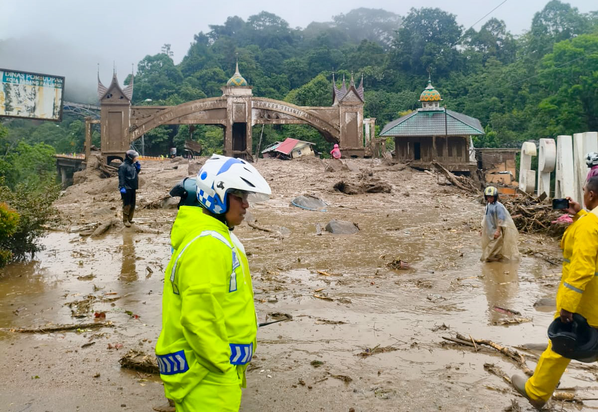 Banjir bandang terjang Jembatan Kembar Padangpanjang, Kamis (27/11/2025). Saat ini enam warga dirawat dan pencarian korban hilang masih dilakukan tim gabungan. (Foto: Yuwardi/Padeks)