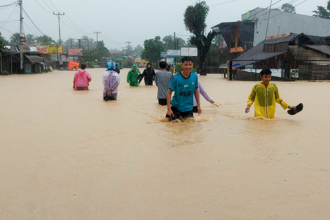 Banjir melanda kawasan Pasar Usang, Kecamatan Batang Anai, Kabupaten Padangpariaman, setelah Batang Anai meluap akibat hujan deras yang terus mengguyur sejak malam sebelumnya.