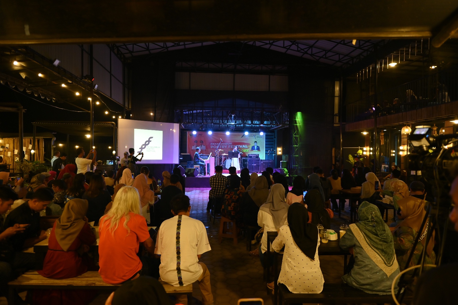 PPF 2025 resmi dibuka di Payakumbuh. Festival hadirkan kolaborasi penyair Pakistan, diskusi sastra, dan penggalangan dana korban bencana.