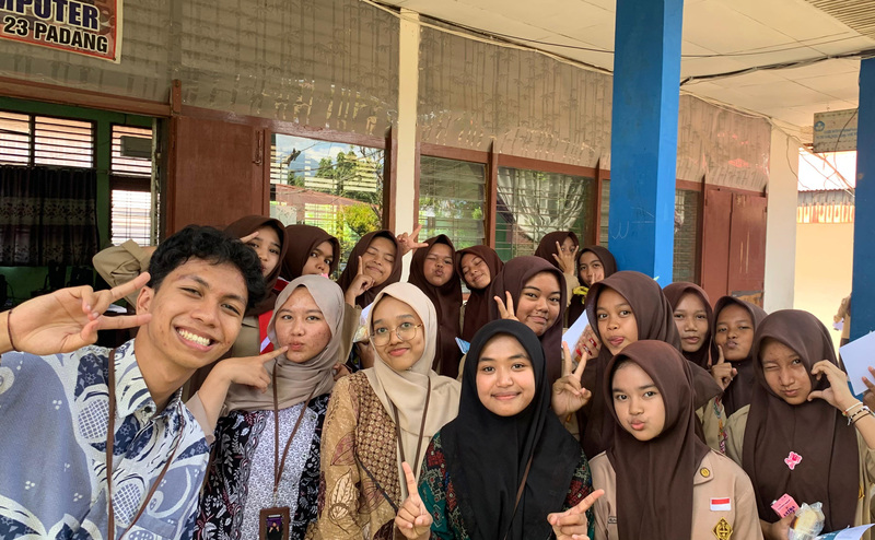 Mahasiswa FKM Unand gelar penyuluhan kesehatan reproduksi remaja di SMPN 23 Padang melalui program MBKM dengan media edukasi interaktif.