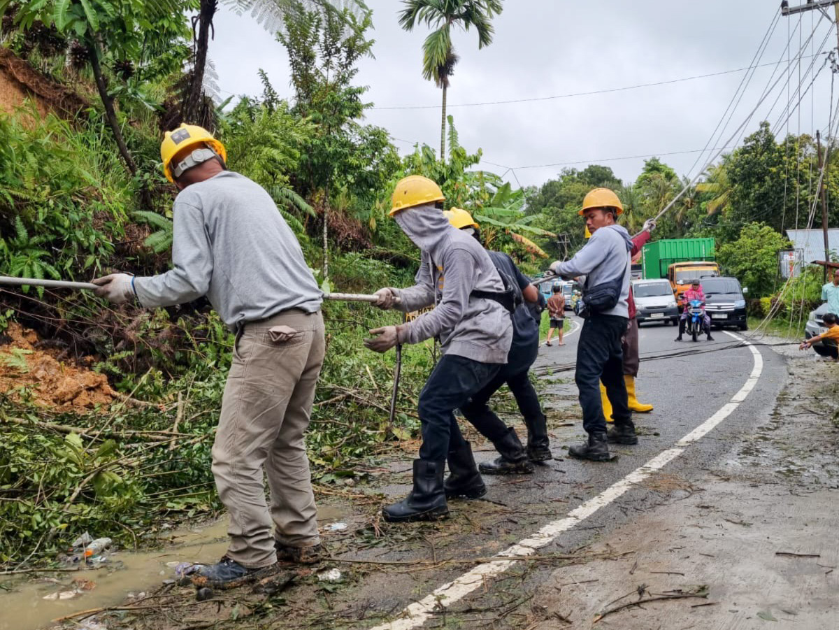 PLN UID Sumbar siagakan 1.323 personel dan 34 posko untuk pulihkan jaringan listrik terdampak banjir dan longsor ekstrem.