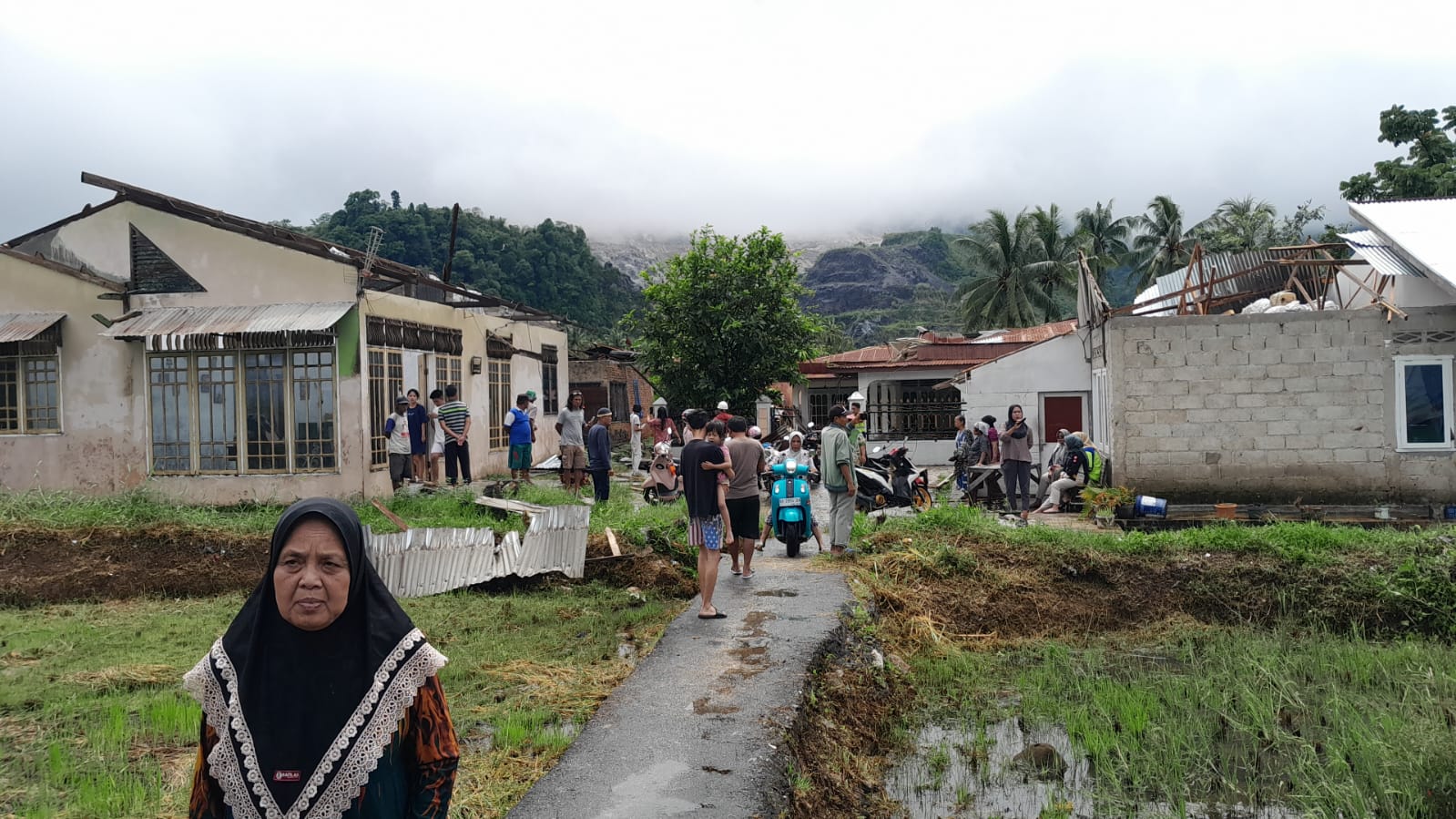 Angin Puting Beliung menerjang Kelurahan Batugadang, Lubukkilangan, Kota Padang, Rabu (26/11/2025). (Foto: WAG Kebencanaan)