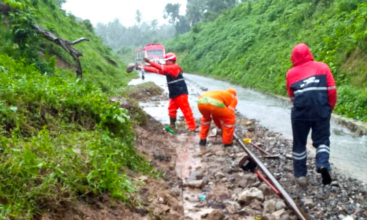 Petugas prasarana KAI Divre II Sumbar melakukan pemantauan dan penanganan di lapangan, Kamis (27/11/2025).