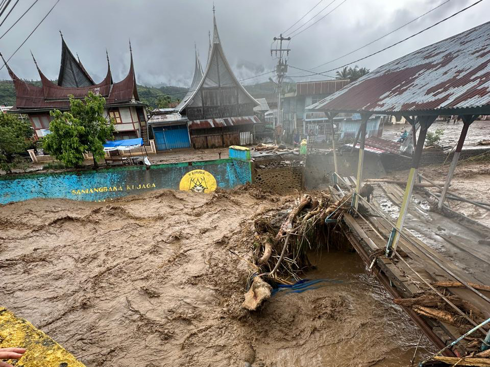 PT PLN melalui Yayasan Baitul Maal (YBM) UP3 Solok menyalurkan bantuan kepada warga terdampak banjir bandang di Nagari Saniang Baka, Kabupaten Solok, Kamis (27/11/2025). Kondisi saat banjir tadi pagi.