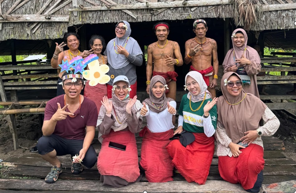 Tim Ilmu Komunikasi FISIP Unand bersama keluarga Aman Lepon.(Dok.Pribadi)