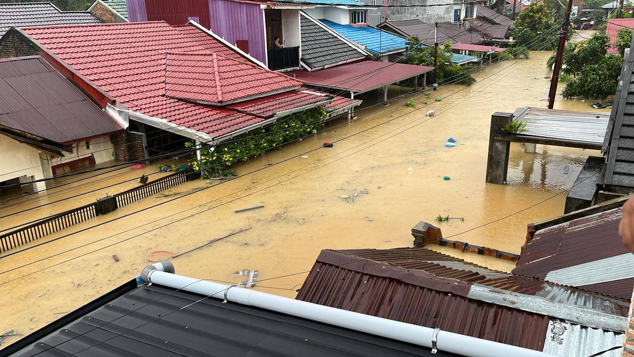 Beginilah kondisi kompleks perumahan warga di Kelurahan Tabing Banda Gadang, Kecamatan Nanggalo Kota Padang, Kamis (27/11/2025).