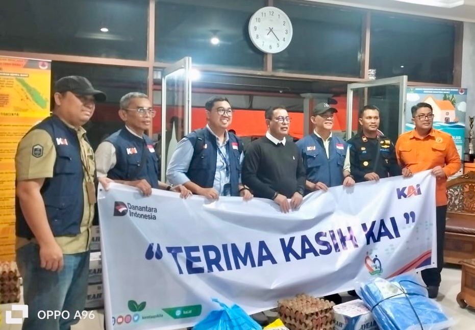 KAI Divre II Sumbar menyalurkan bantuan tahap pertama untuk korban banjir Sumbar berupa sembako dan perlengkapan darurat melalui BPBD Sumbar, Kamis (27/11/2025).