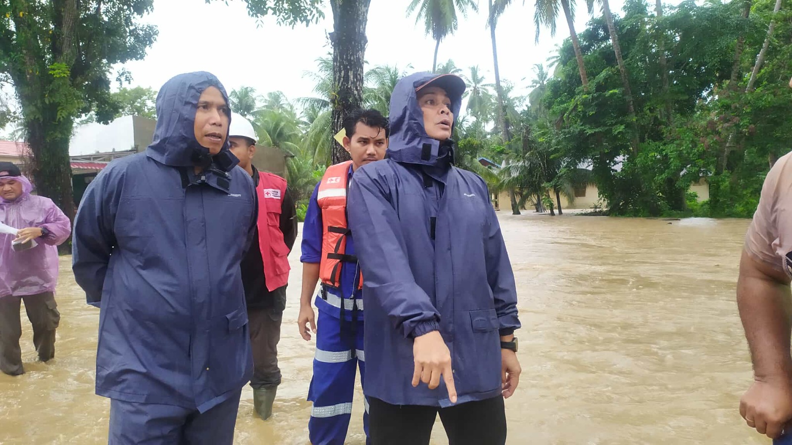 Wakil Wali Kota Pariaman, Mulyadi, pastikan stok pangan bencana aman hingga 10 hari dan membuka dapur umum di Balaikota untuk warga terdampak banjir, Kamis (27/11/2025).